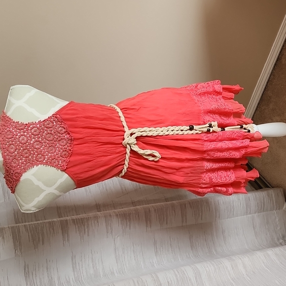 Love Point Dress - Picture 4 of 6